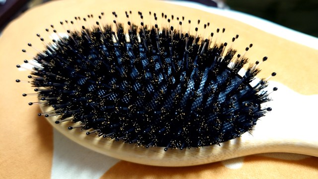 オルナ 豚毛ヘアブラシの毛先アップ
